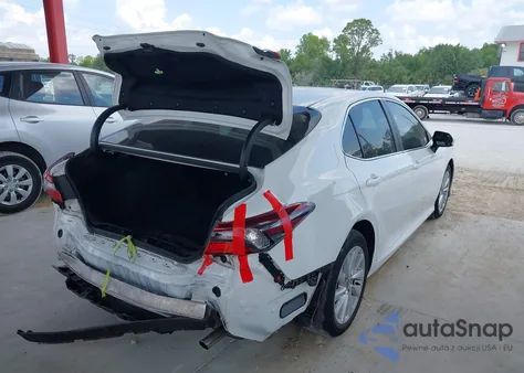 2021 Toyota Camry Le z USA, uszkodzony, nr VIN 4T1C11AK9MU584845